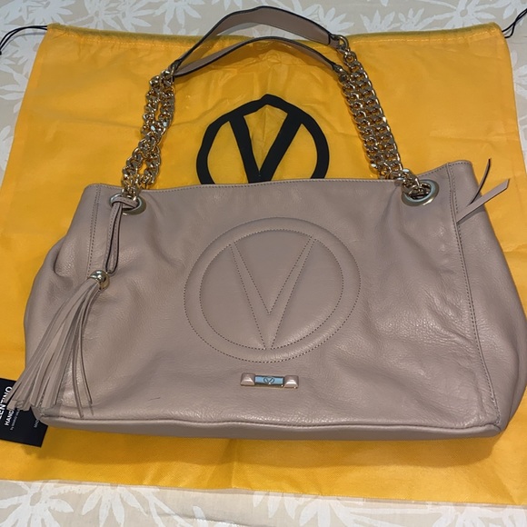 Beautiful Valentino Bag come with dust bag